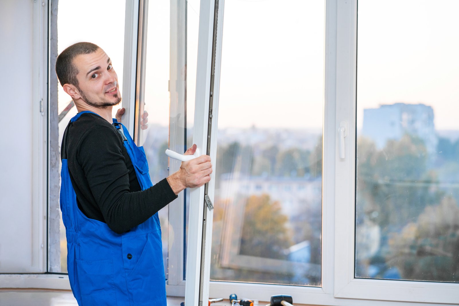 Artisan serrurier au travail